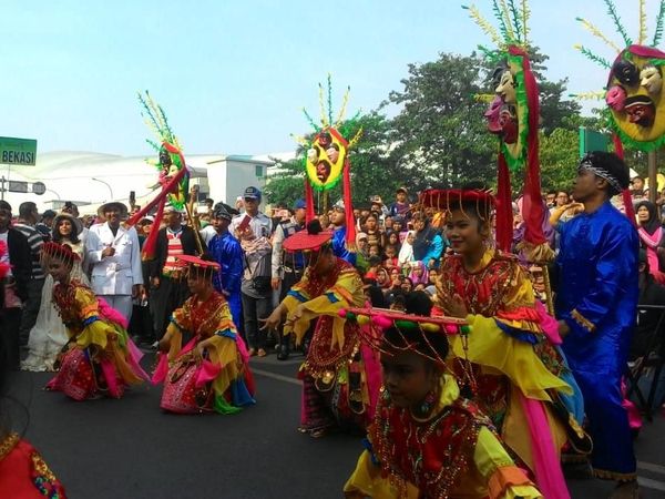 Potret Kemeriahan Festival Pawai Budaya Jawa Barat di CFD Bekasi