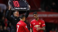 MU melakukan tiga pergantian pemain lebih awal. Juan Mata, Marouane Fellaini, dan Alexis Sanchez masuk di babak kedua. Para pemain pengganti inilah yang memegang kunci bangkitnya Setan Merah. (Foto: Carl Recine/Action Images via Reuters)