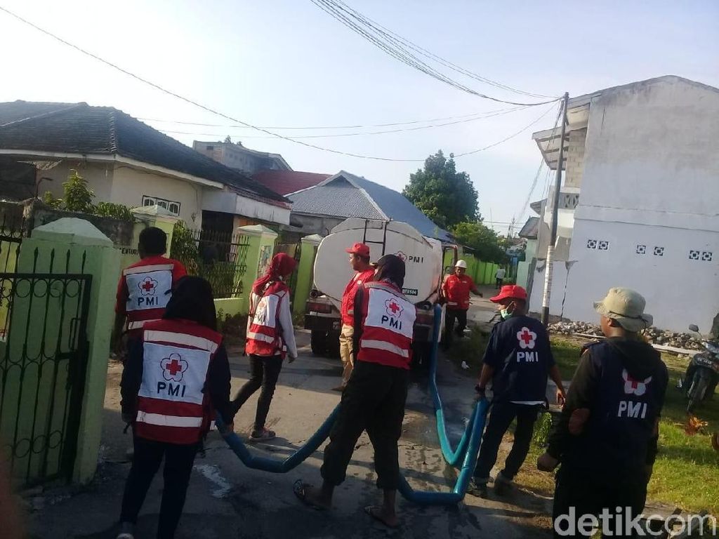TNI dan PMI Bangun Shelter Pengungsian di Bukit Balaroa TNI dan PMI Bangun Shelter Pengungsian di Bukit Balaroa