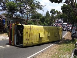 Bus Rombongan Mahasiswa Terguling di Semarang, Satu Orang Tewas