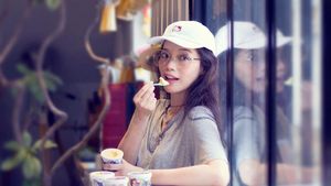 Manisnya Awet! Lihat Gaya Shu Qi Saat Makan Es Krim dan Ramen