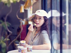 Manisnya Awet! Lihat Gaya Shu Qi Saat Makan Es Krim dan Ramen