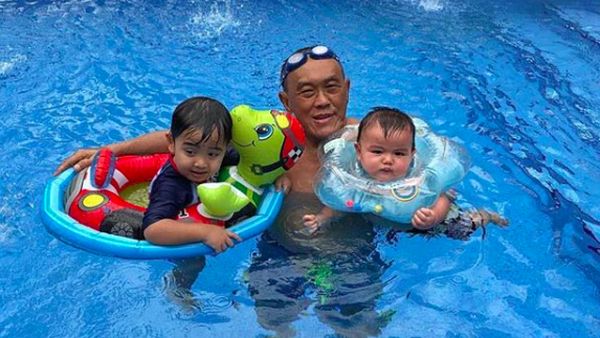 6 Gaya Aburizal Bakrie Momong Cucu