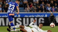 Bek tengah jadi salah satu perhatian terbesar Manchester United saat ini. Nama-nama besar diincar, salah satunya Raphael Varane. Bek Real Madrid itu belum lama ini dikabarkan tengah mempertimbangkan masa depannya. (Foto: Vincent West/Reuters)