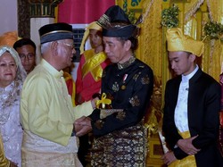 Jokowi Dianugerahi Gelar Tuanku Sri Indra Utama dari Sultan Deli