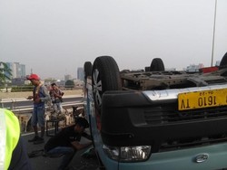 Angkot Bawa Anjing Terbalik di Ruas Tol Rawamangun arah Cawang