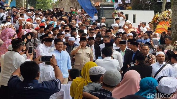 Momen Prabowo Hadiri Tasyakuran Ponpes di Sukabumi
