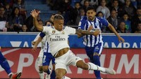 Menghadapi Alaves, Madrid memang mendominasi permainan dengan penguasaan bola mencapai 70%. Reuters/Vincent West.