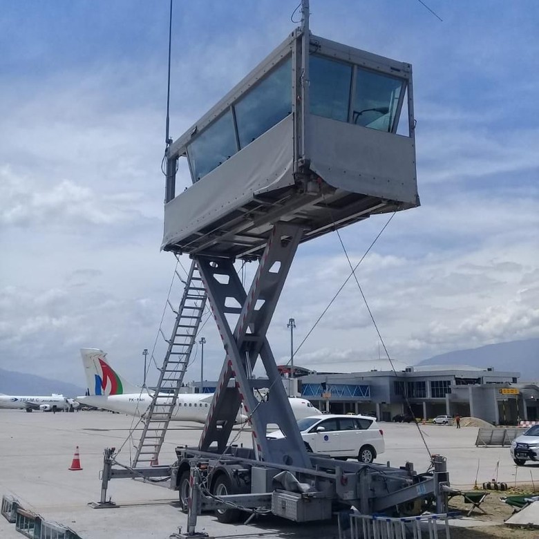 Airnav Kendalikan Pesawat Menggunakan Mobile Tower di Bandara Palu