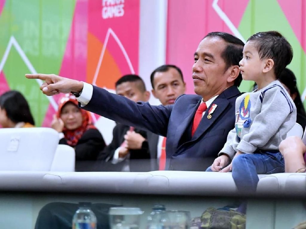 Tingkah Gemas Jan Ethes Temani Jokowi di Opening Asian Para Games Tingkah Gemas Jan Ethes Temani Jokowi di Opening Asian Para Games