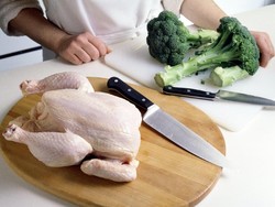 Dituduh Sebarkan Bakteri E-Coli di Makanan Tamu, Chef Ini Dipecat