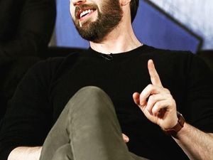 Tak Sengaja Posting Foto Vulgar, Chris Evans: Itu Memalukan