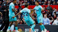 MU dikejutkan dengan gol cepat The Toons Army yang dicetak Kenedy saat pertandingan barju berjalan tujuh menit. (Foto: Phil Noble/Reuters)