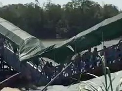 Ngeri! Jembatan Pejalan Kaki di China Mendadak Ambruk