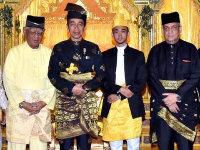 Momen Jokowi Dianugerahi Gelar Bangsawan Tertinggi Kesultanan Deli