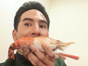 Gantengnya Thanavat Vatthanaputi Saat Ngopi dan Makan Es Krim