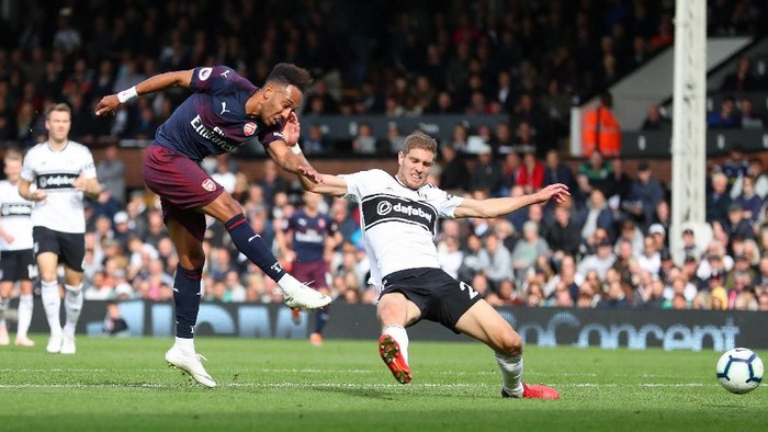 LONDON, ENGLAND - OCTOBER 07:  Pierre-Emerick Aubameyang of Arsenal scores his teams fifth goal during the Premier League match between Fulham FC and Arsenal FC at Craven Cottage on October 7, 2018 in London, United Kingdom.  (Photo by Catherine Ivill/Getty Images)