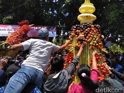 Meriahnya Kirab Tumpeng Beragam Bentuk di Surabaya