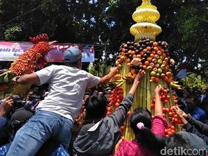 Meriahnya Kirab Tumpeng Beragam Bentuk di Surabaya Meriahnya Kirab Tumpeng Beragam Bentuk di Surabaya