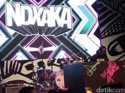 Lirik Lagu Tewas Tertimbun Masa Lalu NDX AKA dan Terjemahannya