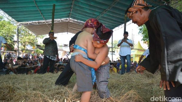 Potret Gulat Okol yang Jadi Olahraga Tradisional di Surabaya