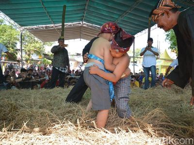 Potret Gulat Okol yang Jadi Olahraga Tradisional di Surabaya