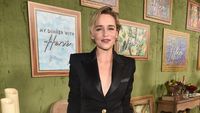 Foto: Gaya Seksi Emilia Clarke, Berjas Maskulin Tanpa Dalaman