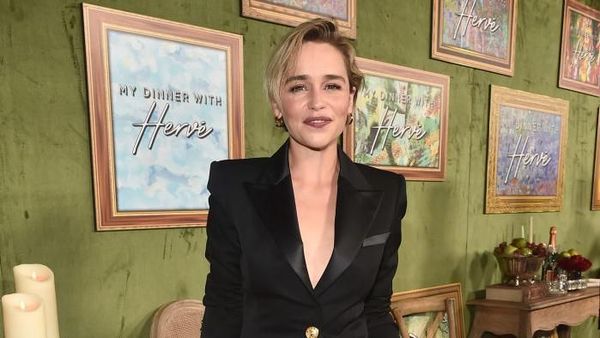Foto: Gaya Seksi Emilia Clarke, Berjas Maskulin Tanpa Dalaman