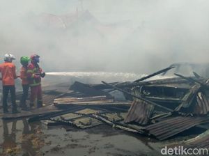 Kebakaran di Pekalongan Ludeskan 8 Mobil dan Truk