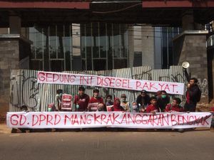 Mangkrak, Proyek Gedung DPRD Tangsel Rp 200 M Disegel Mahasiswa