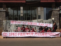 Mangkrak, Proyek Gedung DPRD Tangsel Rp 200 M Disegel Mahasiswa