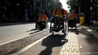 Nyamannya Trotoar GBK untuk Suporter Difabel