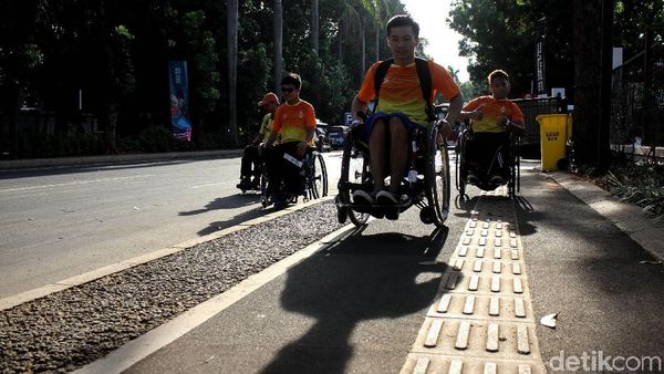 Nyamannya Trotoar GBK untuk Suporter Difabel