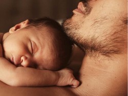 Manfaat Skin to Skin bagi Ayah dan Bayi Seperti Chicco Jerikho