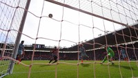 Tuan rumah sempat punya peluang bagus untuk menyamakan skor. Tapi tembakan Danny Ings dari jarak dekat malah melambung. (Foto: Mike Hewitt/Getty Images)