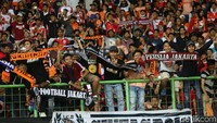 Ribuan The Jak Mania memenuhi Stadion Patriot Chandrabhaga Bekasi, Jawa Barat, Senin (8/10/2018).
