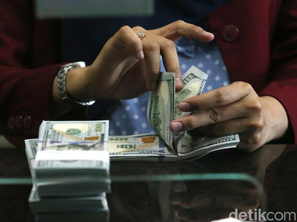 Jelang Rilis Bunga Acuan BI, Dolar AS Berotot ke Rp 14.100 Jelang Rilis Bunga Acuan BI, Dolar AS Berotot ke Rp 14.100
