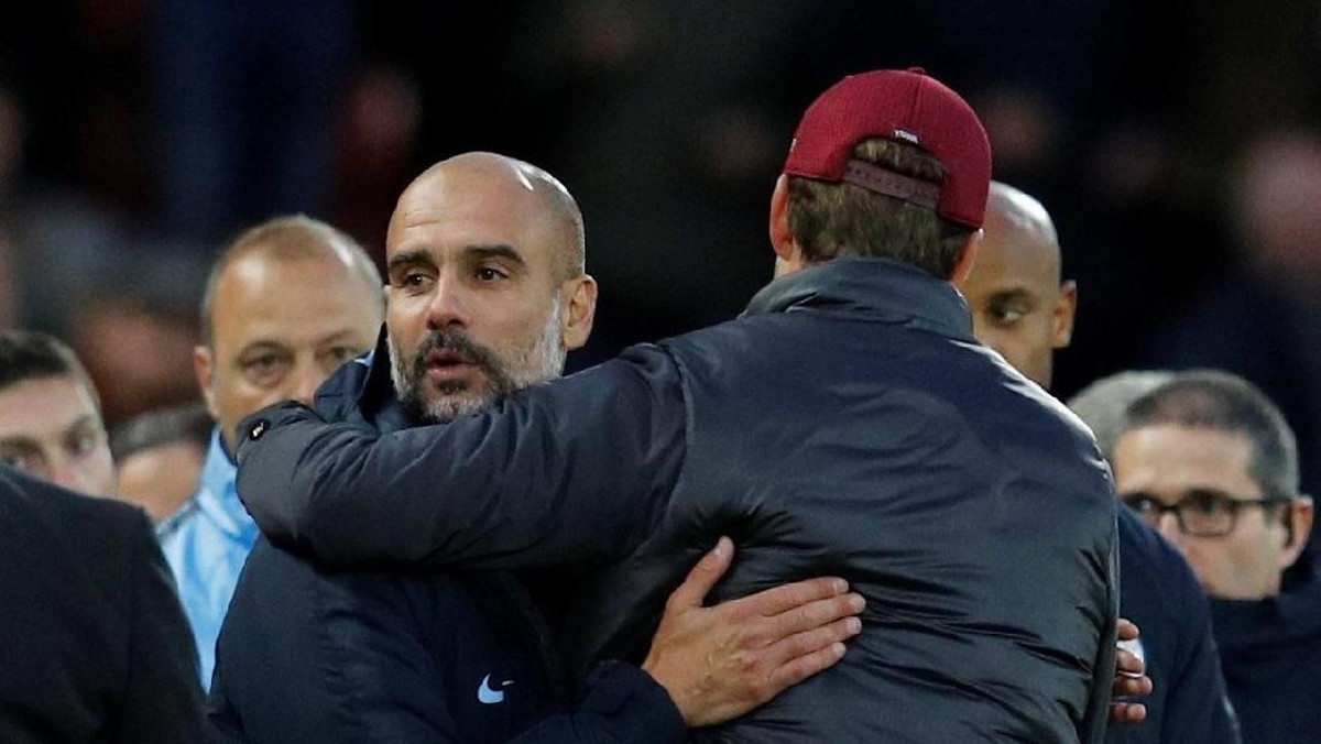 Manajer Manchester City, Josep Guardiola, berpelukan dengan Juergen Klopp. (Foto: Phil Noble/Reuters)