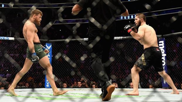 Khabib Nurmagomedov meraih kemenangan submission atas Conor McGregor dalam perebutan gelar juara dunia kelas ringan, Sabtu (6/10).