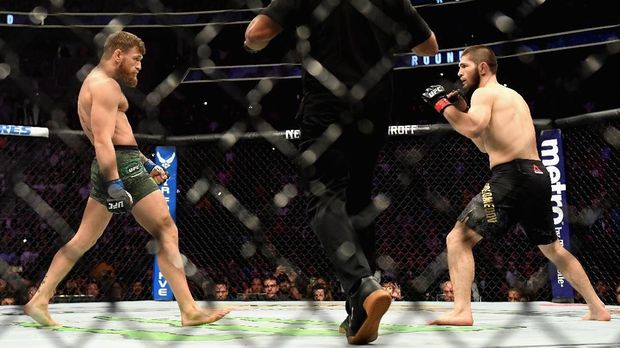 Khabib Nurmagomedov berhasil membuat Conor McGregor menyerah lewat teknik kuncian leher.