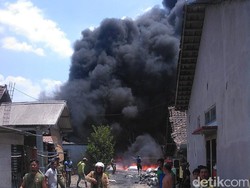 Gudang Rongsokan Terbakar, Asap Membumbung Tinggi
