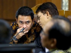 Zumi Zola Menangis Minta Dihukum Ringan