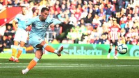 Di menit ke-30, Hazard membuka skor usai menerima umpan terobosan dari tengah. Ini merupakan gol ketujuh Hazard di Premier League musim ini. (Foto: Jordan Mansfield/Getty Images)