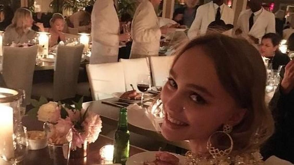 Manisnya Putri Johnny Depp, Lily-Rose Depp Saat Masak dan Kulineran