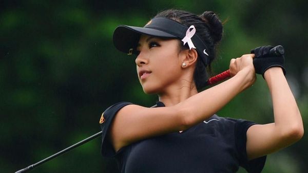 Pegolf Cantik Berdarah China Ini Bikin Netizen Terkesima