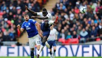 Davinson Sanchez berperan besar mengantarkan Tottenham Hotspur menang 1-0 di kandang Cardiff City. Sanchez bikin satu assist untuk gol yang dibuat Eric Dier. (Eddie Keogh/REUTERS)