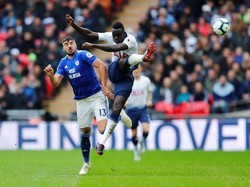 Davinson Sanchez berperan besar mengantarkan Tottenham Hotspur menang 1-0 di kandang Cardiff City. Sanchez bikin satu assist untuk gol yang dibuat Eric Dier. (Eddie Keogh/REUTERS)