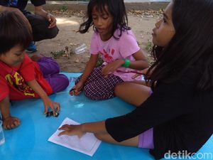 Sekolah Rusak, Anak-anak Belajar dan Menggambar di Pengungsian