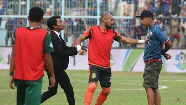 Yuli Sumpil dan Fany sempat dihukum larangan masuk stadion seumur hidup.