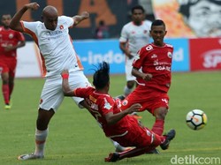 Para pemain dari kedua tim saling berebut bola.